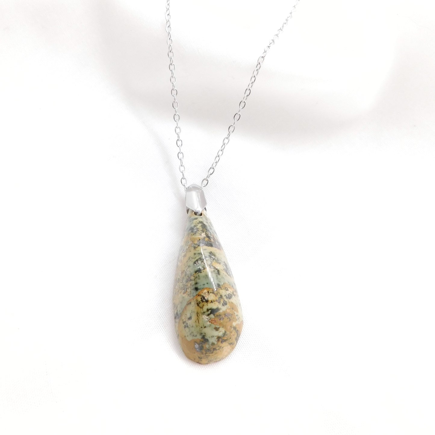 Collier en acier inoxydable et pierre naturelle serpentine taille réaliser par le lapidaire Gemm'arts