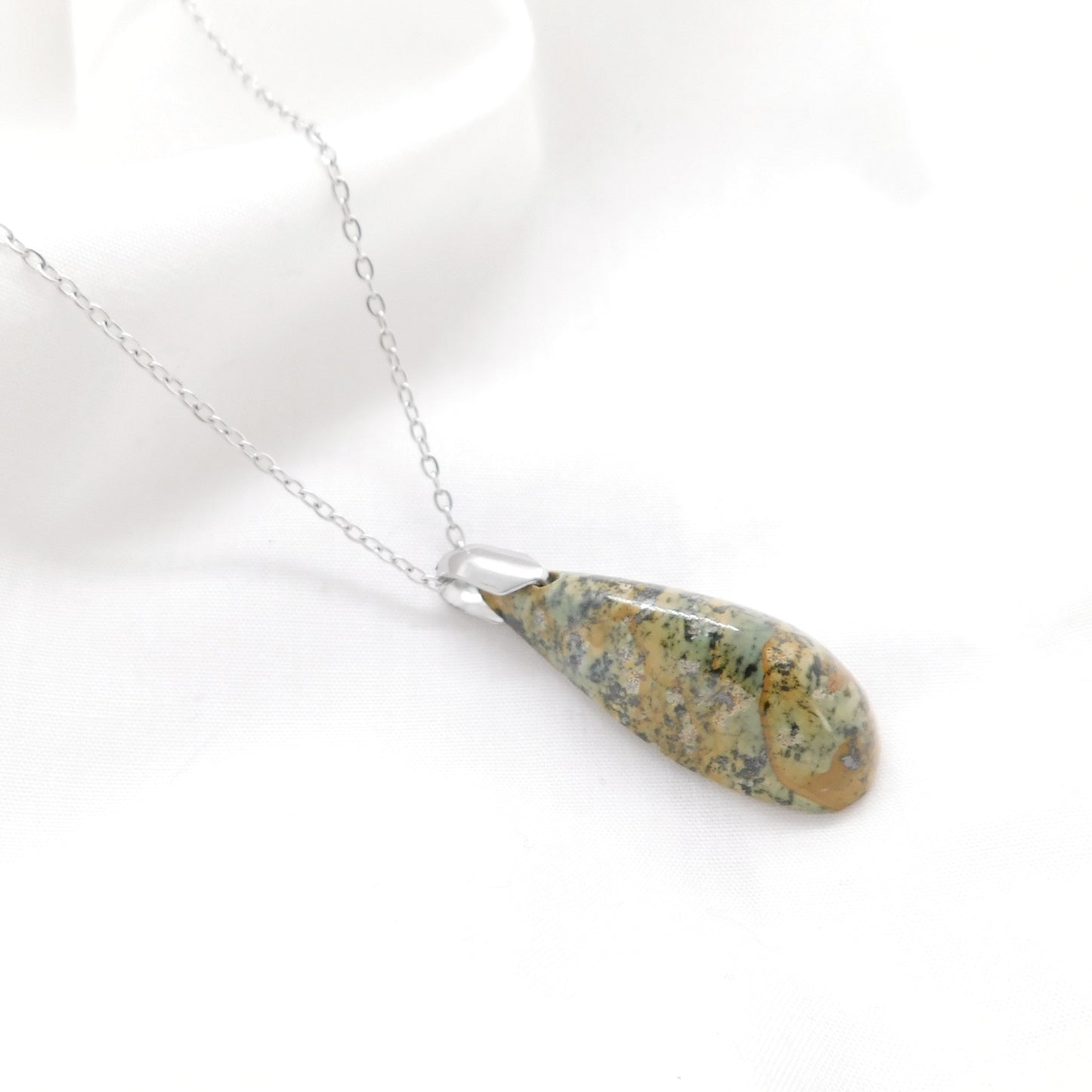 Collier en acier inoxydable et pierre naturelle serpentine taille réaliser par le lapidaire Gemm'arts