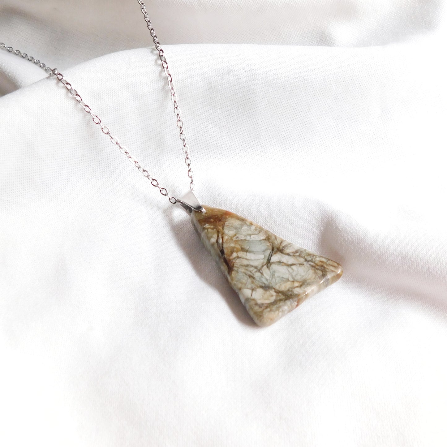 collier en acier inoxydable et en Jaspe, pierre naturelle tailler par le lapidaire Gemm'Arts