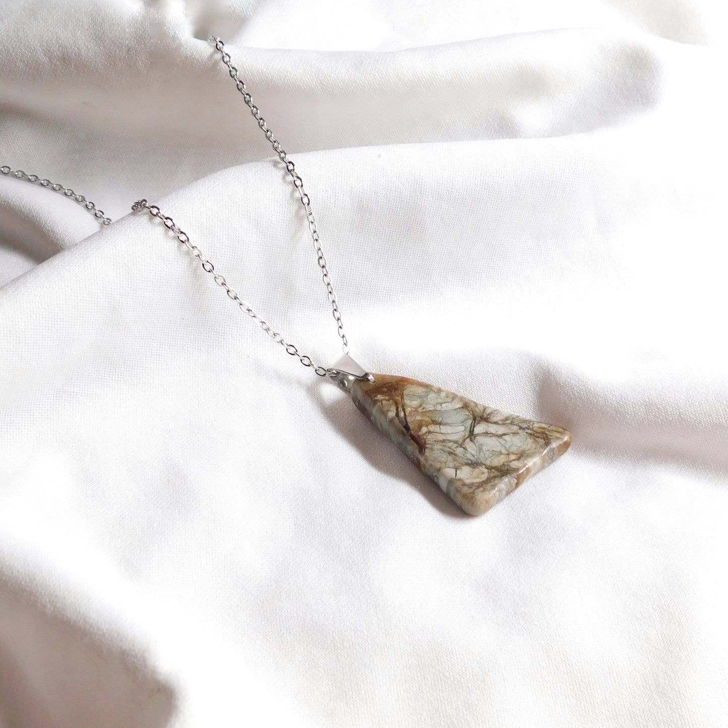 collier en acier inoxydable et en Jaspe, pierre naturelle tailler par le lapidaire Gemm'Arts