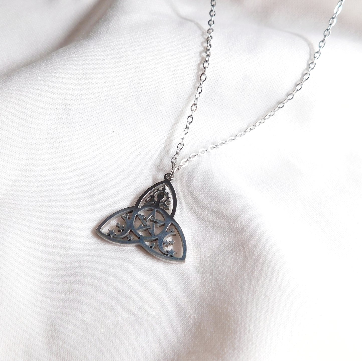 Collier triquetra