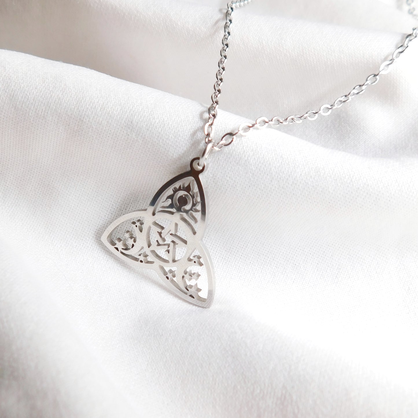 Collier triquetra