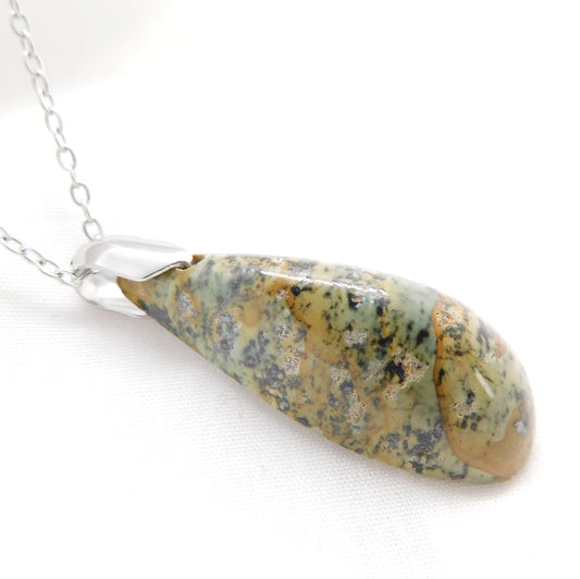 Collier en acier inoxydable et pierre naturelle serpentine taille réaliser par le lapidaire Gemm'arts