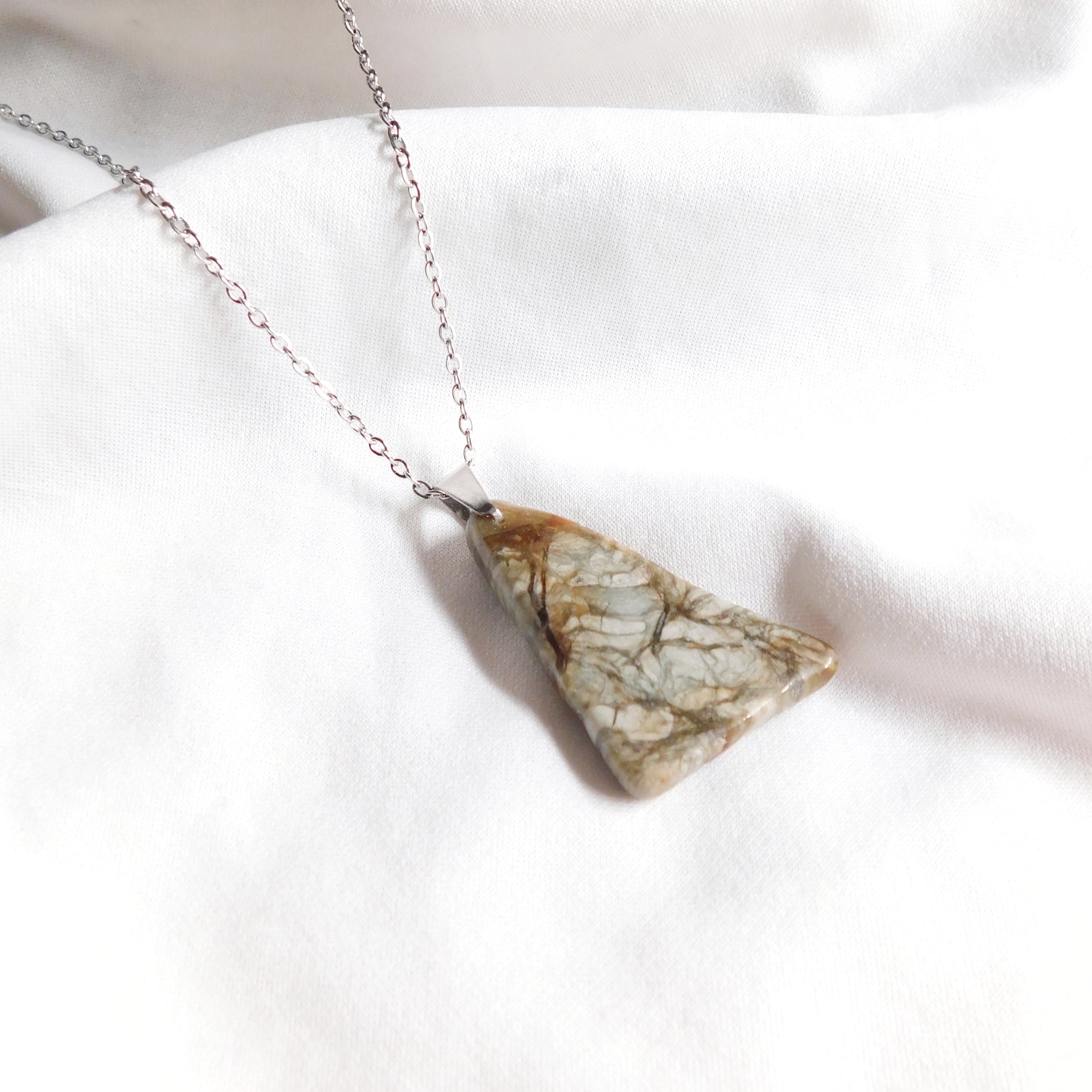 collier en acier inoxydable et en Jaspe, pierre naturelle tailler par le lapidaire Gemm'Arts